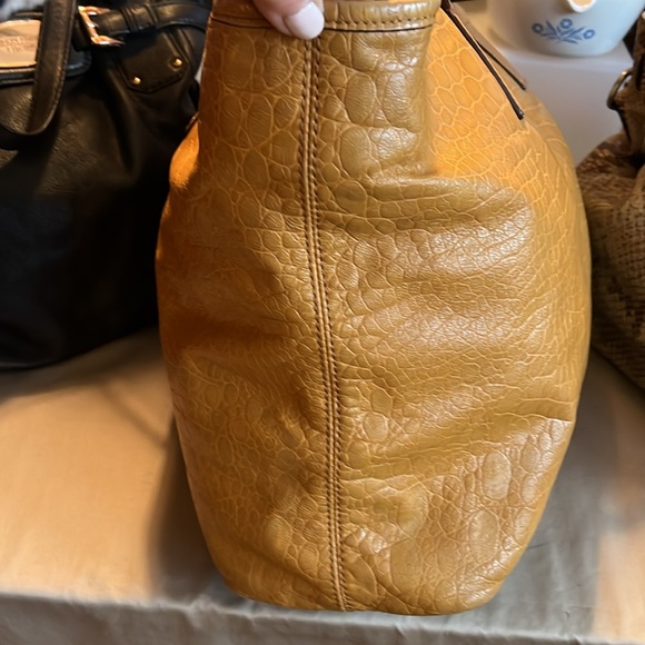 Gorgeous Leather Michael Kors Tote Bag - Picture 4 of 15